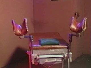 Naughty anal fuck: Une brune sexy gémit de plaisir en se faisant sodomiser...