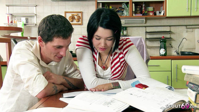 Full porn collection: 继父在厨房学习后乱搞饥渴的少女玉