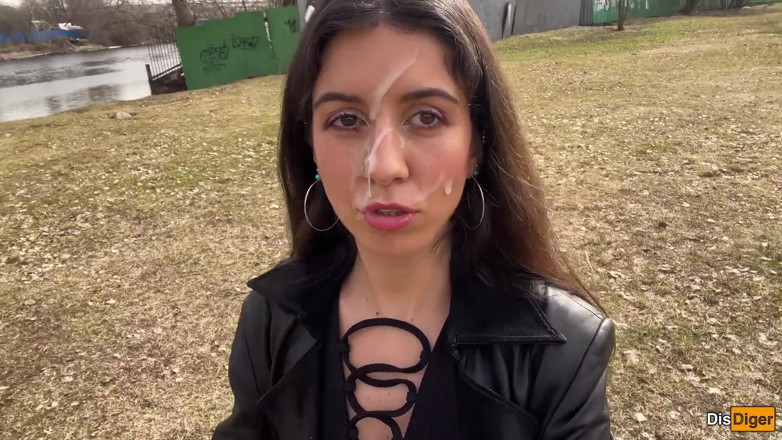 Dis Diger: wytrysk na twarzy dziewczyny, więc mogła chodzić przez park pokryty...