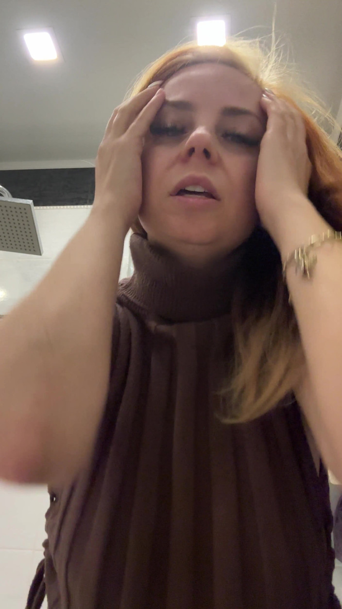 LarisaCum: I Masturbate in the Bath and Caress and Wet My...