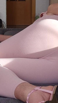 Lihat pantatku dengan jumpsuit merah muda baru yang seksi