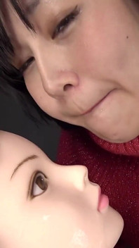 Tomoka Akari slintá a plive na manekýna, s detailními záběry jejího obrovského jazyka