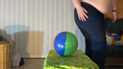 BeachBallsDuo: 12 25 cm çok yumuşak plaj topları 100 kg'ımızla binerek ve üzerlerine atlayarak eziliyor!...