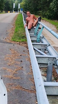 โชว์ตัวบนสะพานลอย