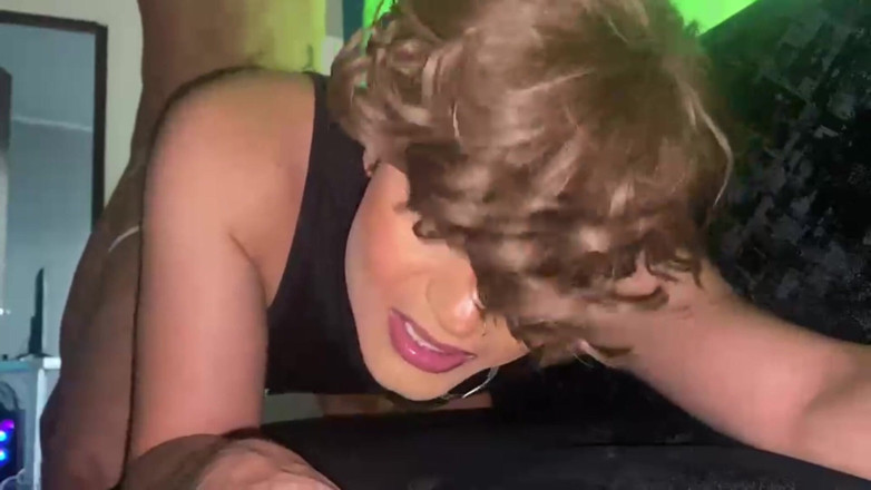 Tomas Styl: Femboy Ken așteaptă ca iubitul său să iasă afară pentru...