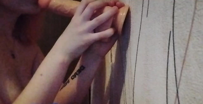 Miss_Kaprizzz19: Een verlegen meisje zuigt aan een pik, vind je de...