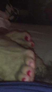 Tante Ann liebt es, morgens footjob zu geben