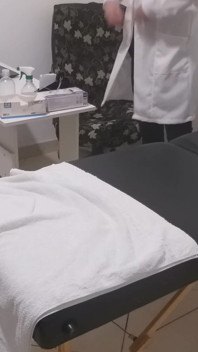 Echte uroloog voert een anaal onderzoek uit en geneest haar met zijn penis in haar anus