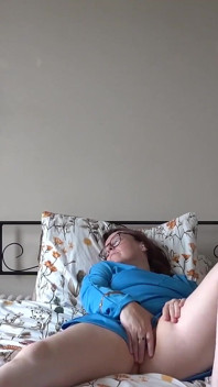 Star Trek cosplay verpleegster speelt met geschoren strakke kut