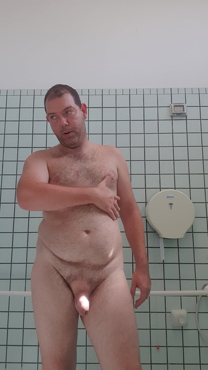 Mirko2589: Nackter Junge in öffentlicher Toilette