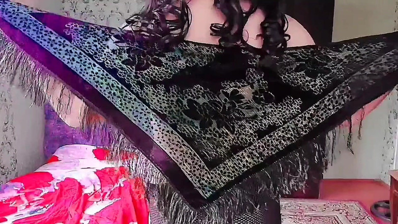 Kitty_Cross: Encantadora travesti abrazando las rodillas mientras está sentada en la...