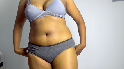 Aathiyaa: Hintli kız Aathiyaa erkek arkadaşıyla romantik bir gece için üniversiteyi atlıyor