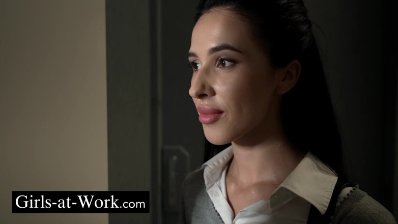 Girls At Work: I institutets toaletter