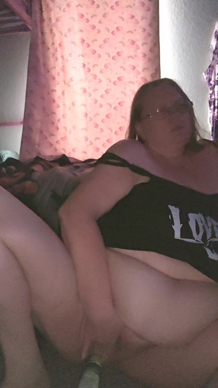 Misssunshinevip: Ich spielte mit meiner muschi und denke, jemand hat mich...