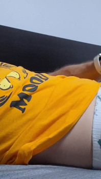 Chico universitario cachondo masturbándose en la cama mientras espera a padrastro