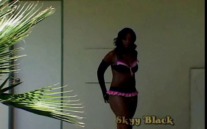 Porno Stars: Geile nubische slet berijdt een monster zwarte pik buitenshuis