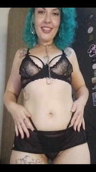 İç çamaşırımı gösteriyorum