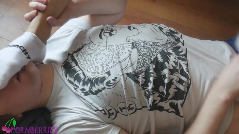 Ethan Alex: Intensiver verschwitzter feetjob von sneaker-twink