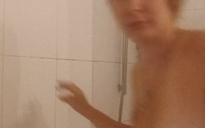 Maleficient: In der dusche - total nackt
