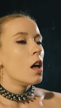 Topless fumando ii 4k