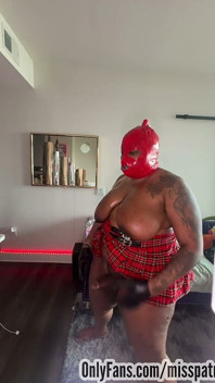 Macecha Drahá Patra v červeném latexu