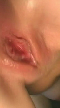 Gran morena de ojos verdes hace garganta profunda y toma una gran polla estilo anal en el sofá