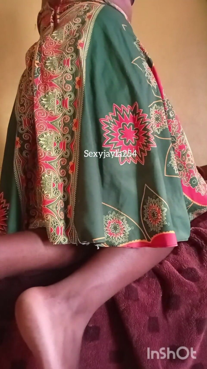 Sexyjayla254: Sexyjayla254 mengusap zakar besarnya dalam skirt