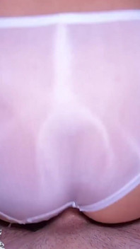 Coño peludo mojado en bragas transparentes llenas de esperma