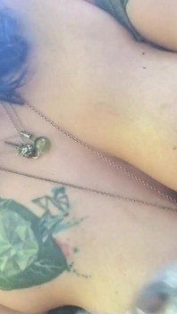 Tette oliate grandi capezzoli forati nei boschi