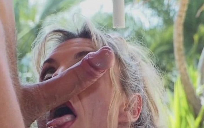 Planete Francaise: Prsatá svalnatá francouzská MILFka si užívá čůráka v zadku