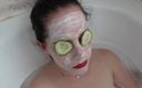 Anna Sky: アンナはキュウリのマスクでお風呂に入る