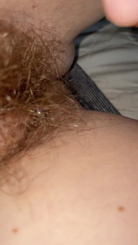 Een haarhemel als een enkele schaamhaar wordt betrapt rond mijn clitorispiercing