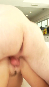 Il Charmer Matty Iceee fa un debutto audace con Krissy Knight!