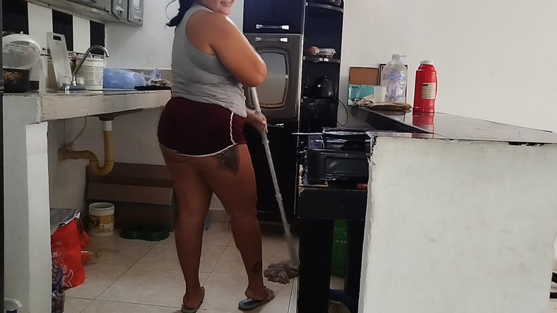 Adribella69: Пухла латина з великою дупою любить, за нею стежить старий вітчим, поки вона прибирає в будинку