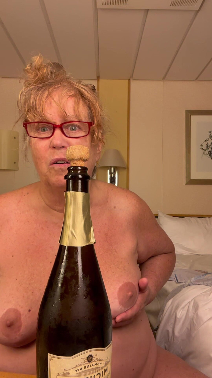 Big Ass 4 U: Hadiah xxx dari nenek yang super hot ini!