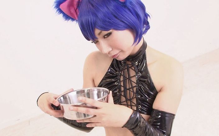 Blowjob Fantasies from Japan: Ninki Cosplayer z kilkoma głodnymi kutasami wokół niej