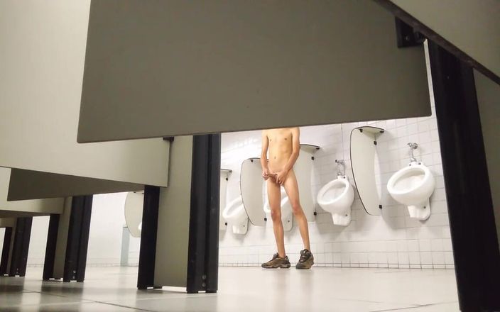Lekexib: Khỏa thân trong phòng tắm đại học