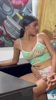 น้องสาวต่างมารดาของฉันเป็นหีเงี่ยนติดใจให้ฉันเย็ดแรงด้วยควยแข็งๆ