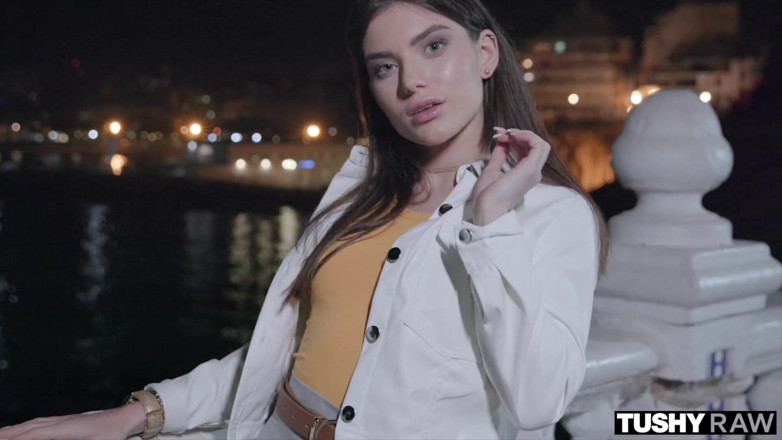 Tushyraw: Tushyraw - morena sexy abre como uma profissional