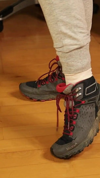 Vuile witte sokken en wandelschoenen - langzame sneakerverwijdering, sok plagen & voetspel