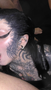 Des bombasses tatouées sont prêtes à sucer et à prendre des longues