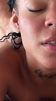 Dorstige dikke kont klaar om te slaan - sexy brunette latina toont extreme pijpbeurt en reetlikbeurt in pov