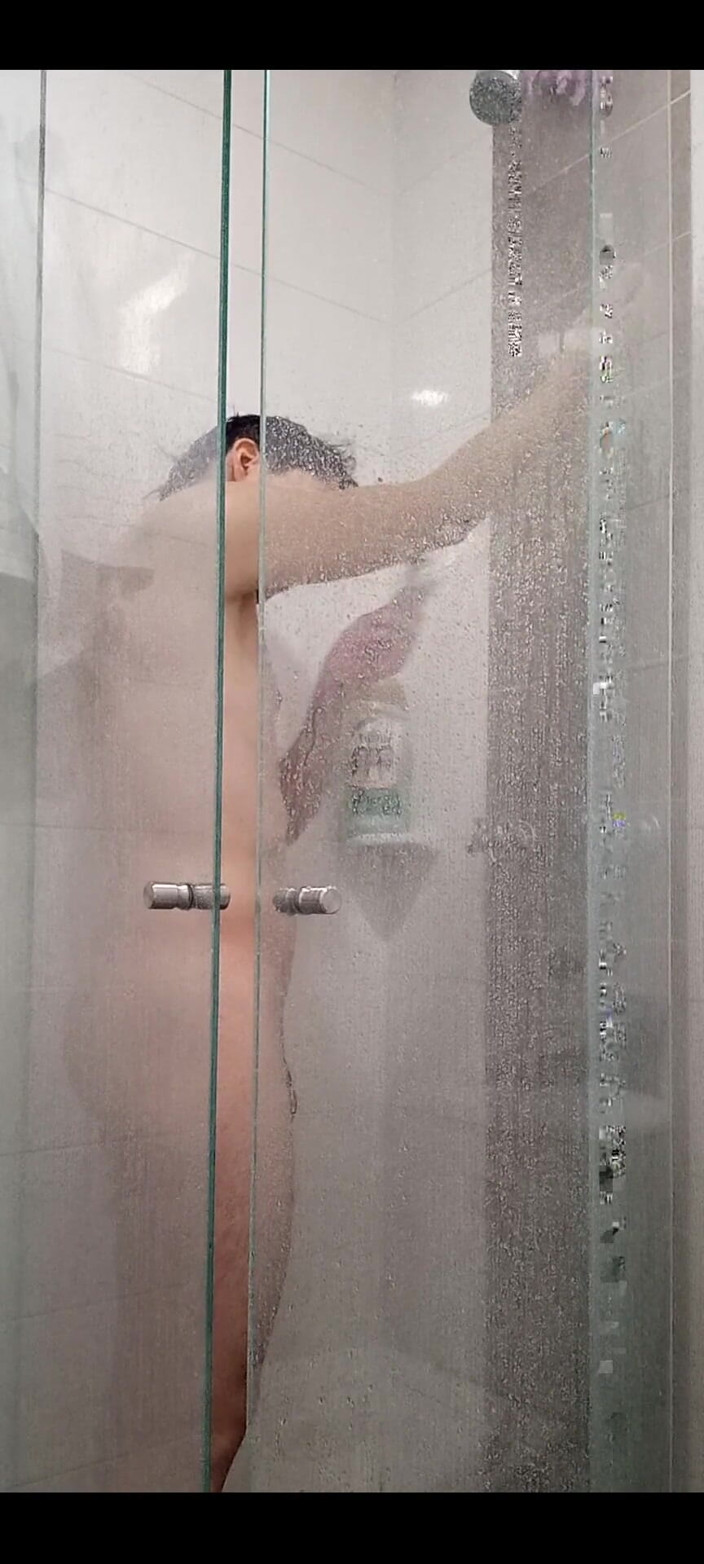 Diego_latinboy: Sacudidas en el baño