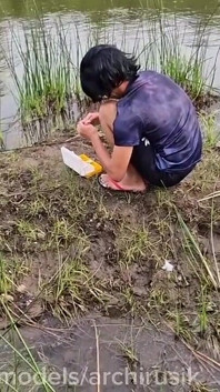 釣りをしていたフェムボーイのエルフシシーを犯し、茂みに挟み込み、生ハメで精液で犯しました!
