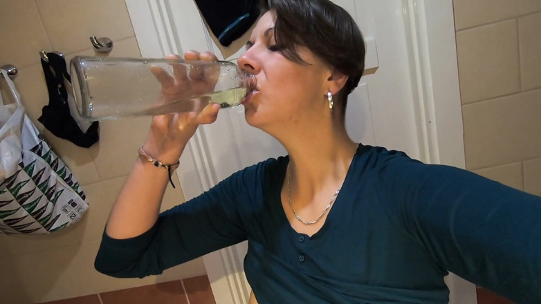 bekycarril: Beky drinkt haar eigen plas