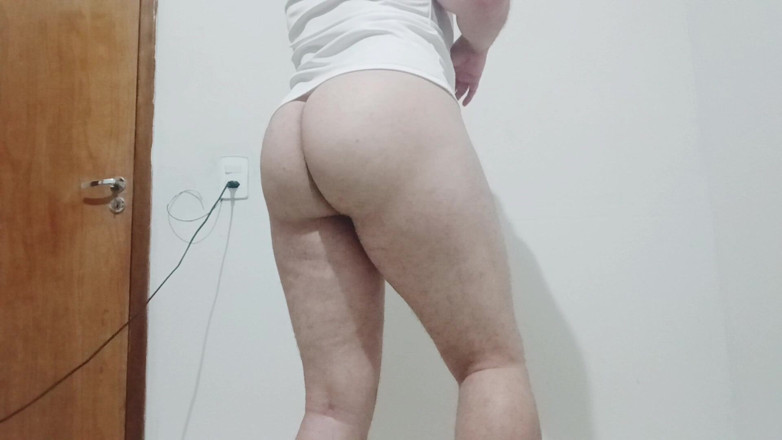amateurbrazilian: Büyük Kıçı - Femboy İnternette Beyaz Poposunu Gösteriyor