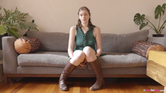 Girls Out West: Prsatá brunetka amatérské prsty a hračky se svou nadrženou prosakující...