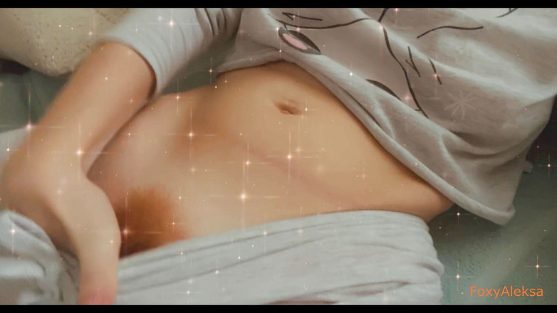FoxyAleksa: 用手指轻轻抚摸她的红色阴户并获得高潮。抚摸兴奋的奶子