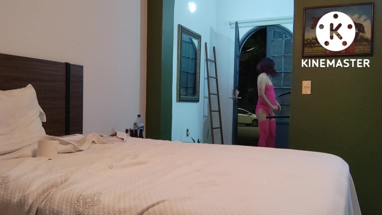 Traviezisha: Nadržená Sissy v cudnosti a růžovém prádle nalévá 900ml do jejího...