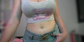 Une fille sexy au corps parfait s’habille
